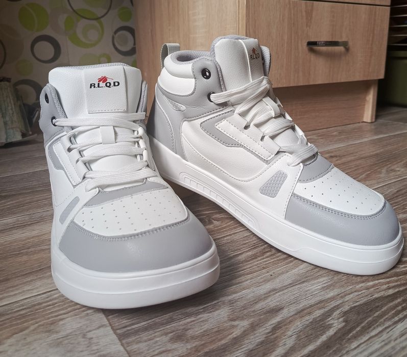 Світле анатомічне взуття