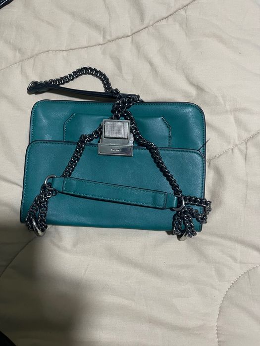 Mala verde com corrente