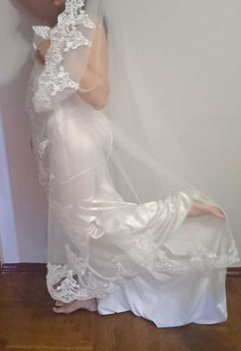 Весільна сукня, атласна, розмір S.