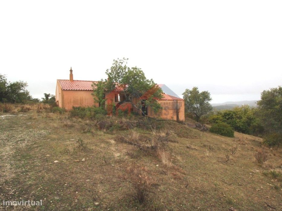 Terreno com ruína - Santa Barbara de Nexe