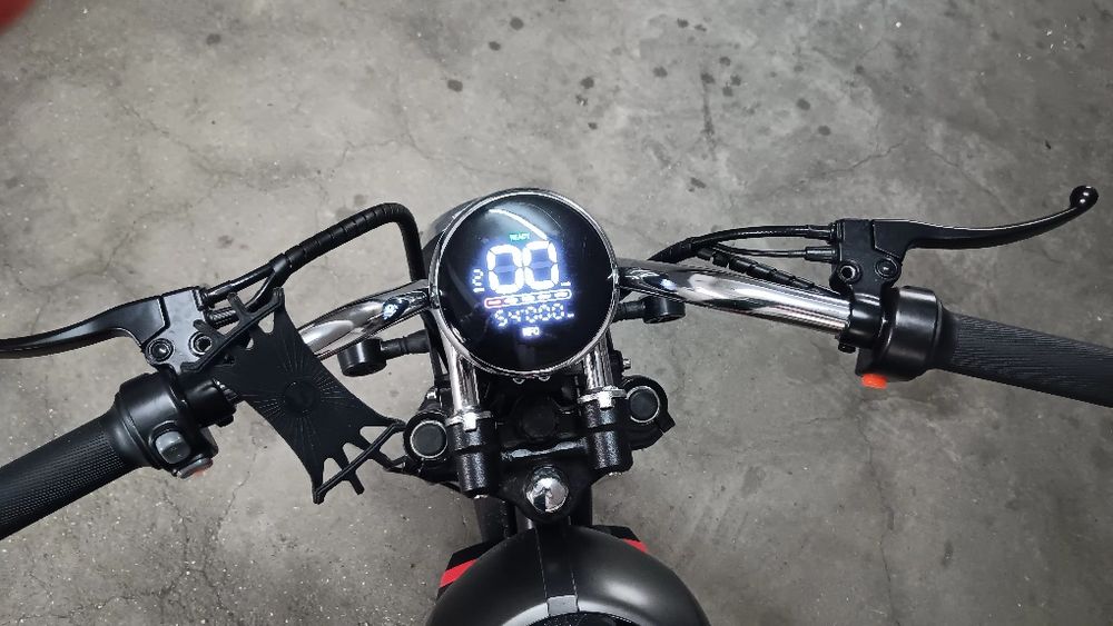 Moto elétrica com 2000 wats e chega a 55 km/h