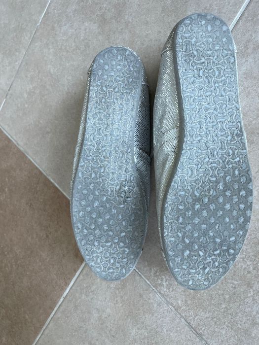 Sapatos da TOMS brilhante PRATA