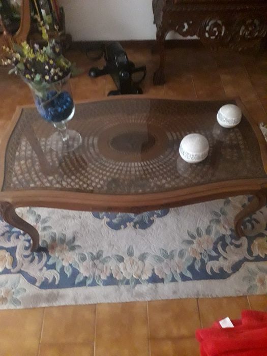Mesa de centro muito bonita,  em madeira com tampo forrado a palhinha