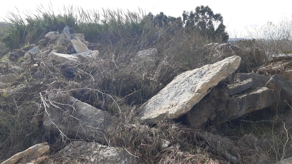 Pedras e lajes para muralhas