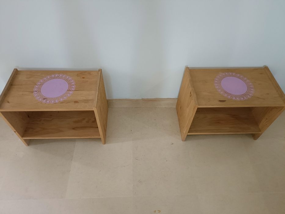 Mesinhas de cabeceira em pinho