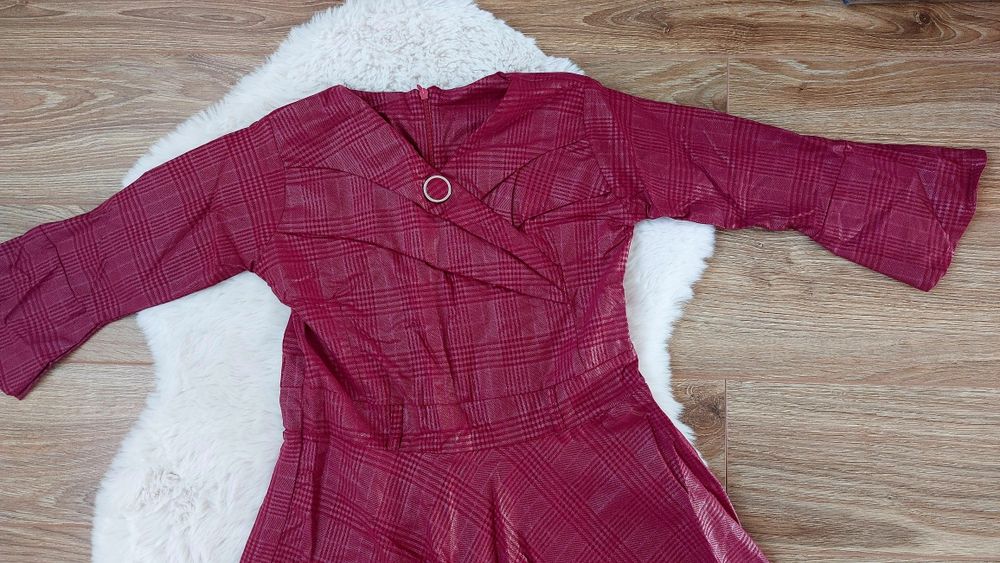 Burgundowa mieniąca się sukienka