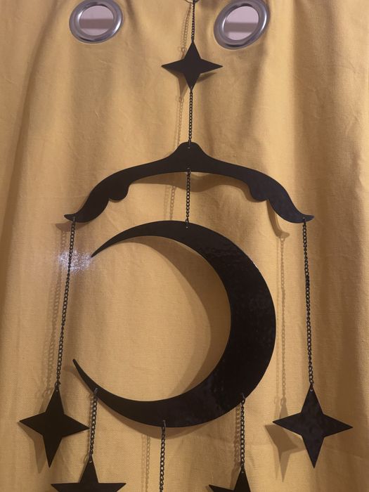 Wisząca dekoracja Killstar Cosmic projection czarna księżyc gwiazdy