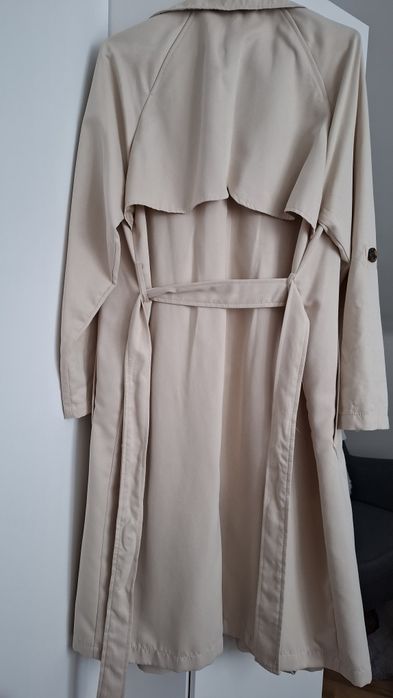Beżowy płaszcz trencz