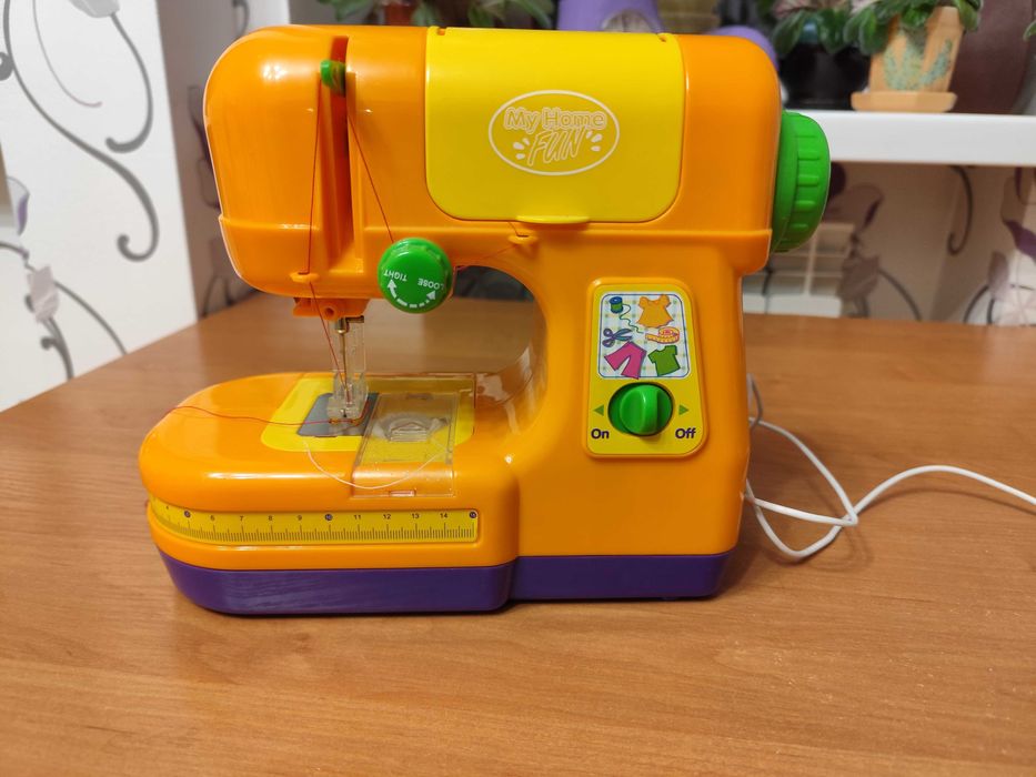 Детская швейная машинка. На батарейках. Рабочая.