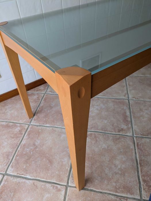 Mesa de sala de jantar e 4 cadeiras