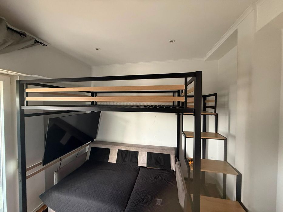 Cama alta em metal com escada