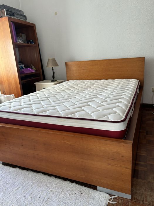 Cama de madeira com colchão