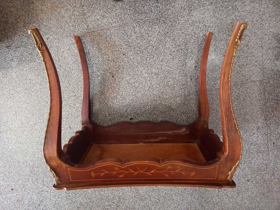 Mesa decorativa com embutidos