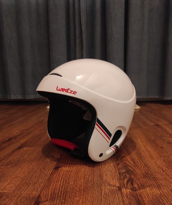 Biały kask narciarski