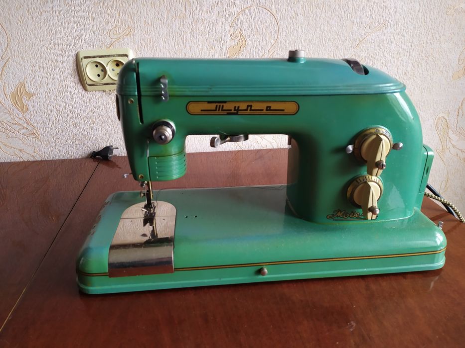 электрическая швейная машинка
