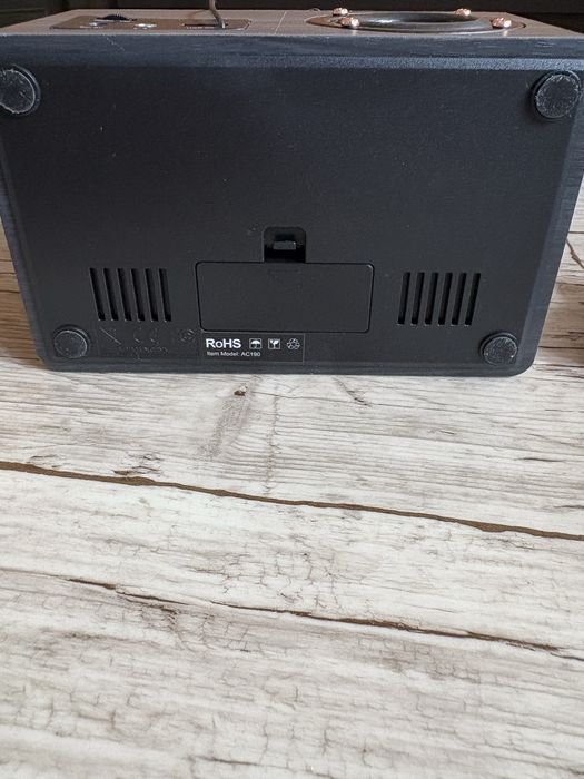 ANJANK Cyfrowy budzik radiowy z bezprzewodowym ładowaniem