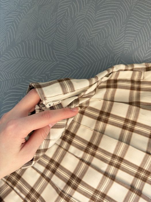 Бежева юбка у клітинку