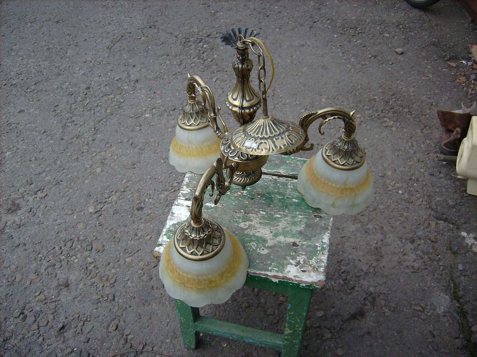 продам 3-х ламповую люстру