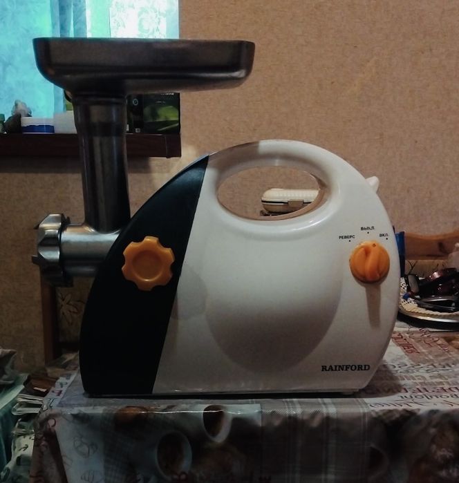 Електромясорубка