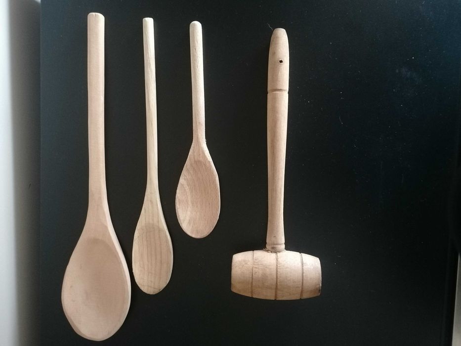 Colheres de pau e martelo