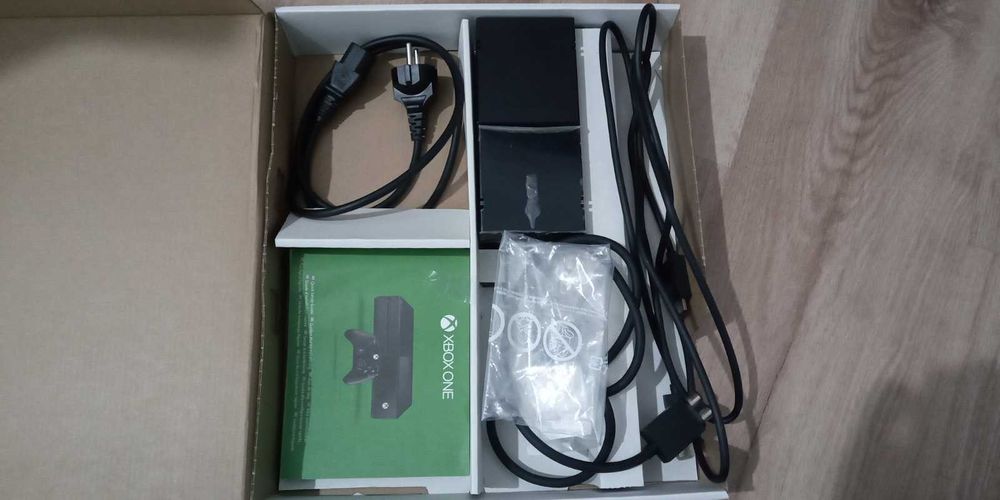 Xbox One 500GB na Caixa + Comando c/ Bateria Recarregável