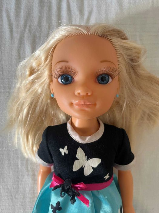Boneca Nancy loira com vestido de borboletas e collants às riscas
