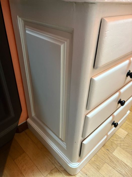 Cómoda e mesinhas de cabeceira brancas