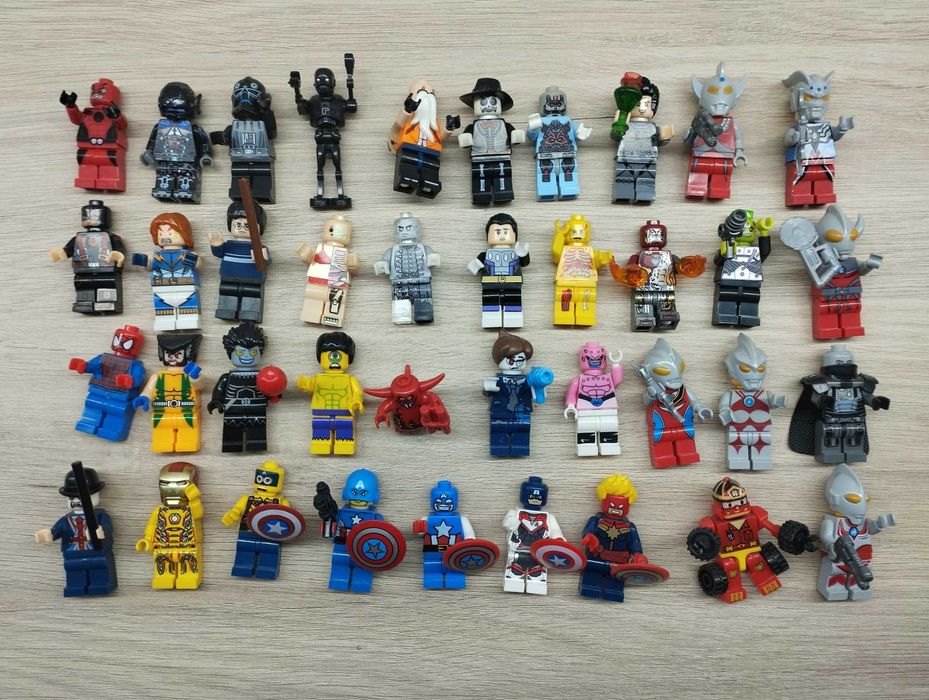 Varias figuras lego