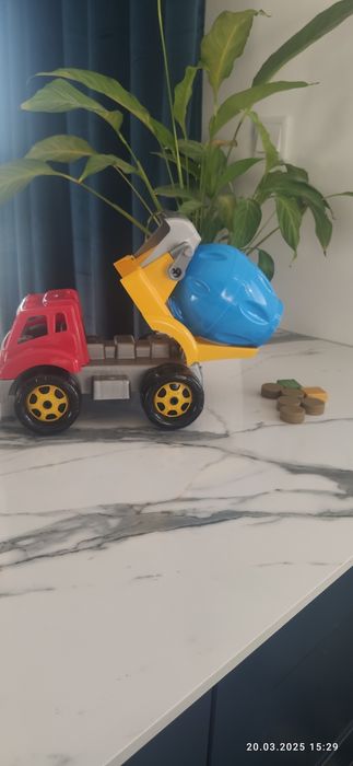 Duży samochód betoniarka jak nowa maluch budowlaniec