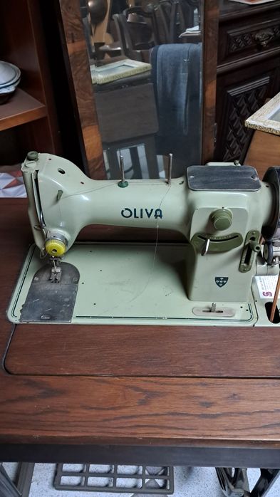 Maquina costura oliva