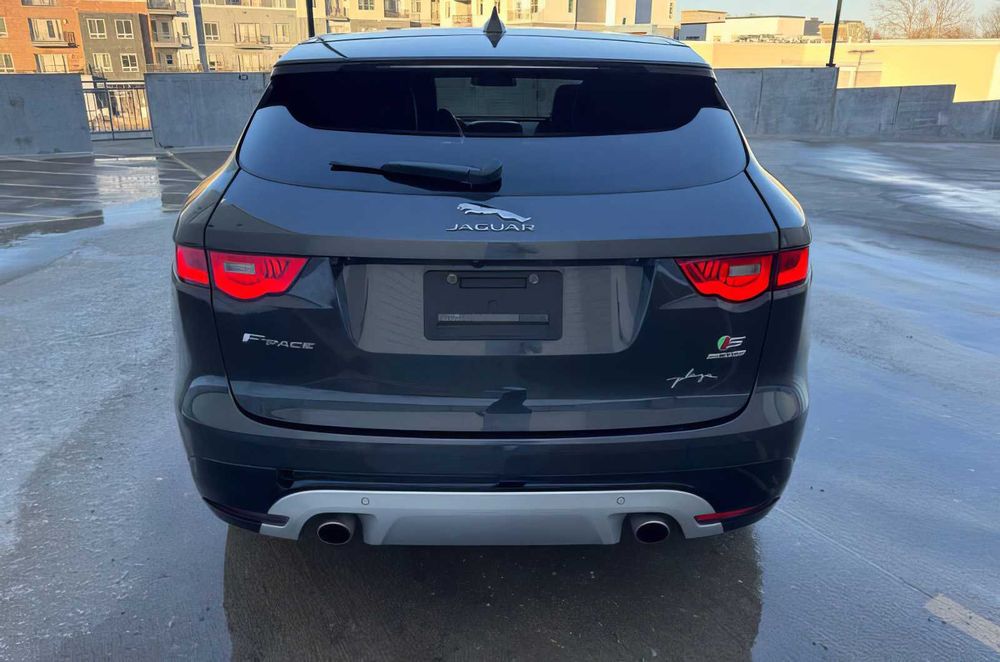 Jaguar F-PACE S      2017