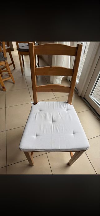 Poduszki na krzesła . …