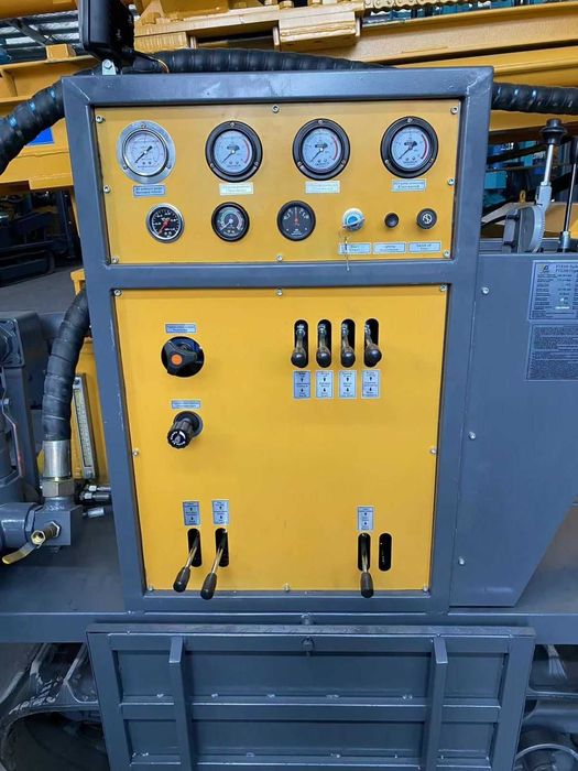 Самохідна гусенична бурова установка бурова машина бурилка