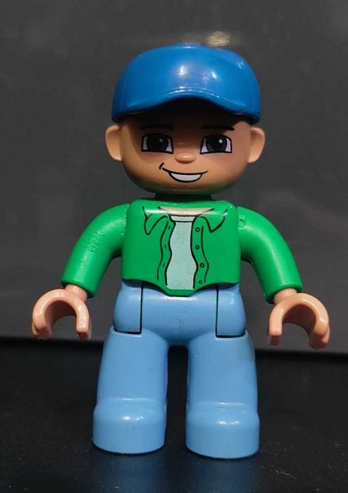 Lego Duplo Figurka Ludzik Niebieska Czapka i Zielona Koszula 63710