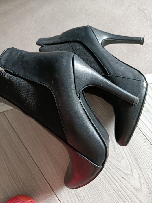 Eleganckie czarne skórzane botki