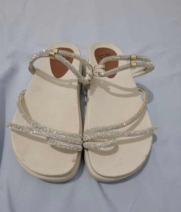 Sandalia parpete bege cm strass