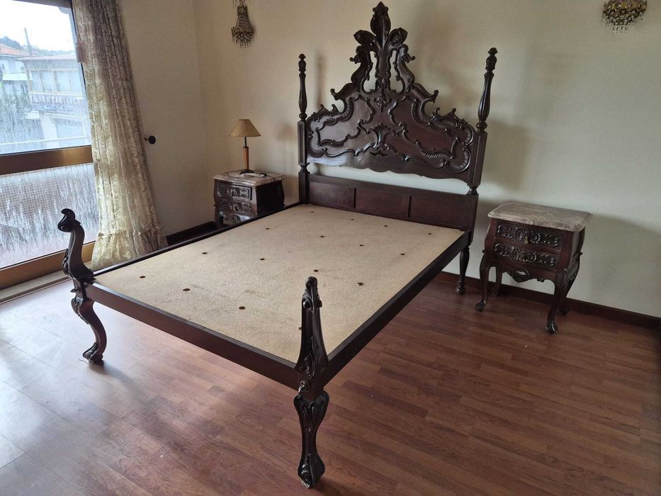 Conjunto: Cama, 2 mesinhas de cabeceira, uma cómoda, um espelho