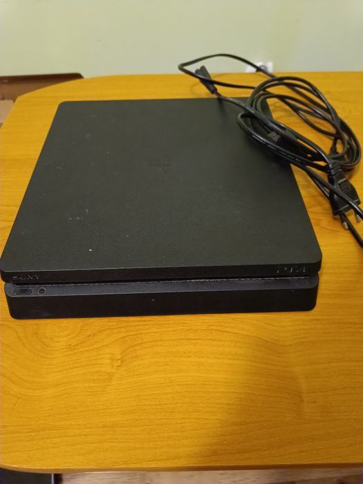 PlayStation 4 z dwoma padami