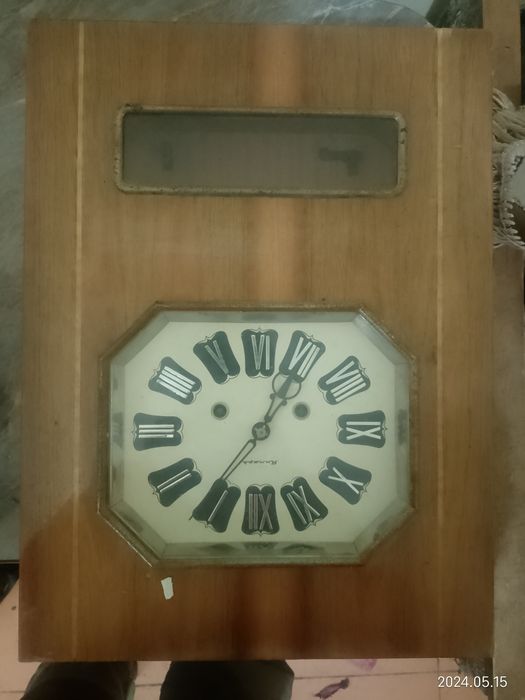 Продам настінний годинник "Янтарь"