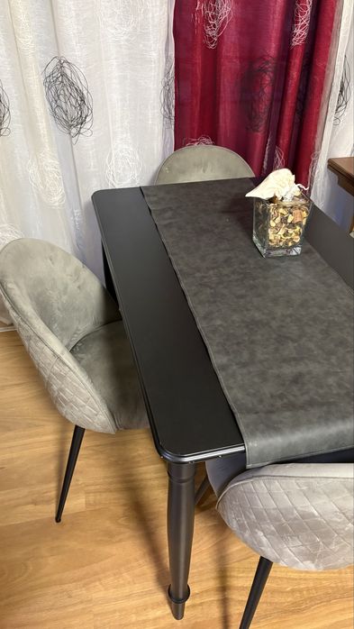 Mesa de jantar com 4 cadeiras