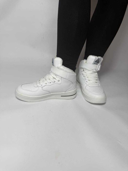 Шкіряні хайтопи черевики жіночі зимові білого чорного кольору хайтопы