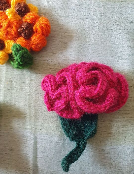 Flores em croché com alfinete para diversas aplicações