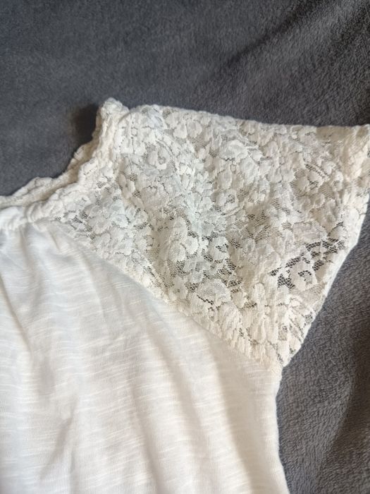 Elegancka biała bluzka z koronkowymi rękawkami