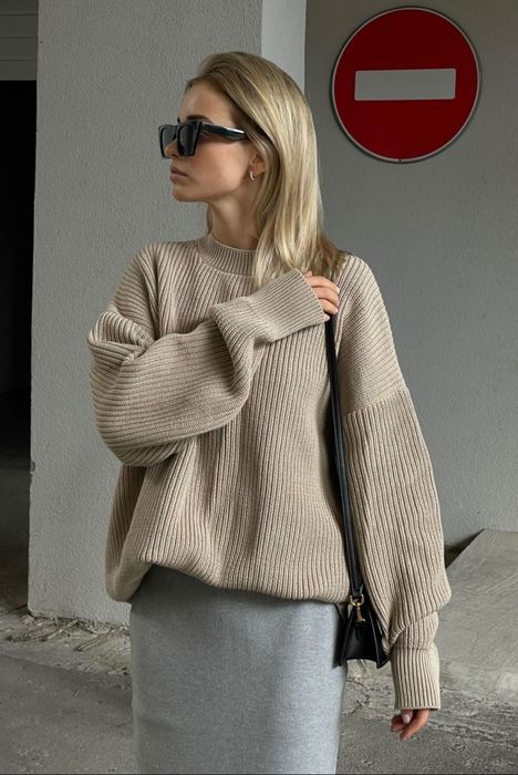 Вʼязаний светр бежевий