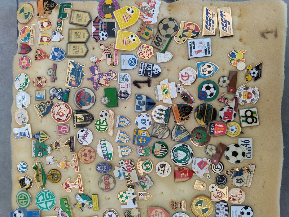 Pins de clubes de futebol da Suiça