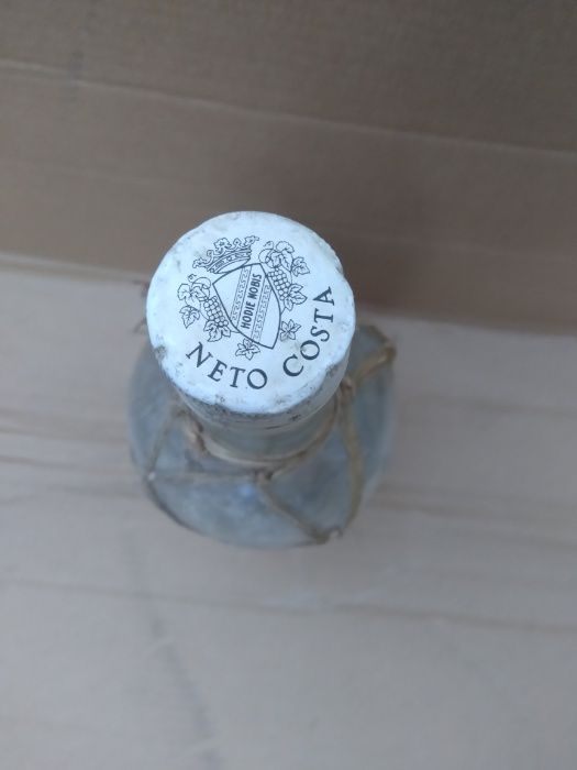 Duas garrafas antigas
