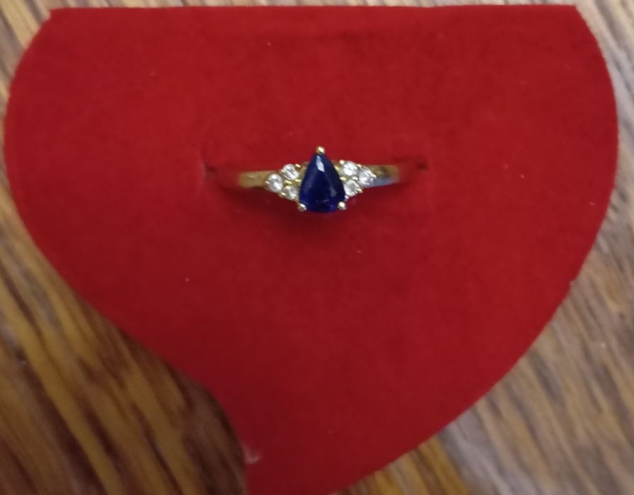 Piękny pierścionek z diamentami i szafirem. Próba 750