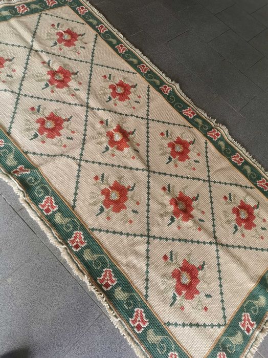 Tapete de Arraiolos feito à mão