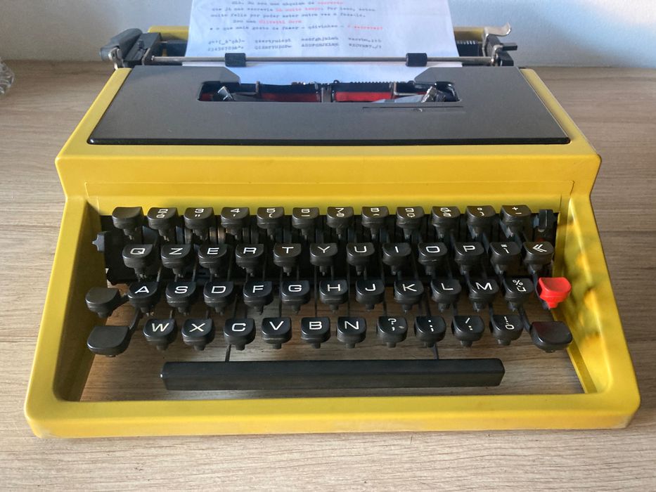 Máquina de escrever  **  Olivetti