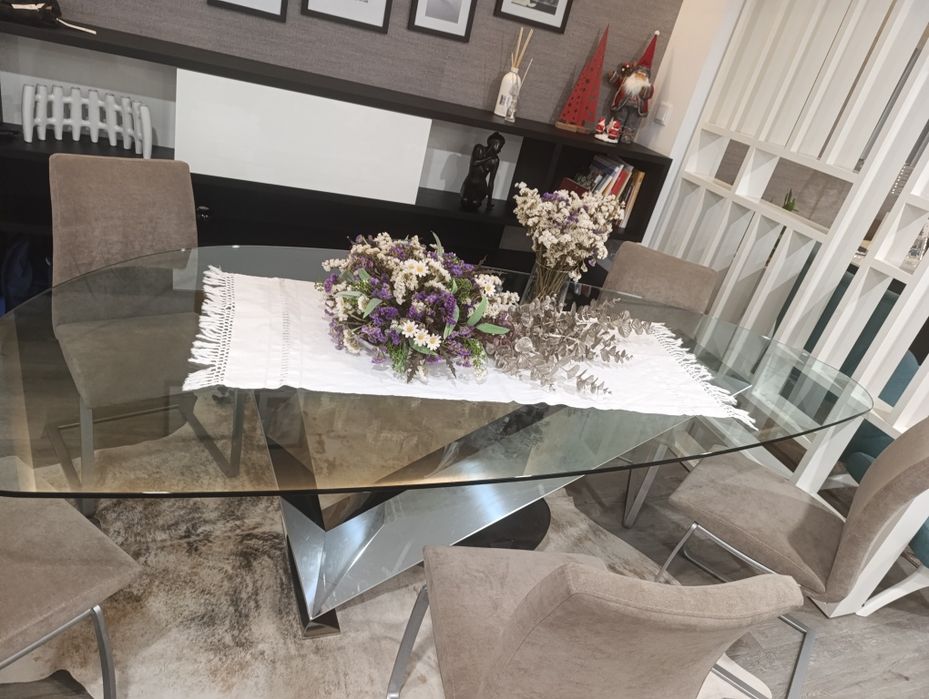 Mesa de jantar: 2.40*1.15
Pé em inox e pedra, superfície em vidro

6 cadeiras inox forro bege claro